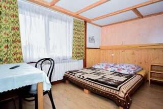 Отели типа «постель и завтрак» Dom wypoczynkowy Stoch Mądry Бялы-Дунаец Двухместный номер с 1 кроватью и собственной ванной комнатой-15